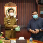 Satgas Covid Unhas Serahkan 5.000 Botol Minyak Kayu Putih ke Pemkot Makassar