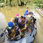 Pasukan TNI AL Berhasil Selamatkan Ibu Melahirkan Tengah Musibah Banjir