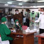 Presiden Jokowi Tinjau Vaksinasi Massal Bagi Pelayan Publik di Jateng