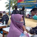 Pangkalan TNI AL Ranai Terjunkan Vaksinator Ke Warga Sabang Mawang