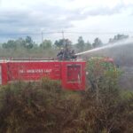 Lanal Ranai Kerahkan Bantuan Padamkan Kobaran Api Di Lahan Desa Penarik