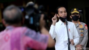 Presiden Jokowi Minta Menteri Kerja Ekstra Tangani Covid-19