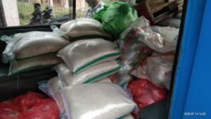 Beras BPNT Tak Bermerk dibagikan E-Warong di Rumah Kepala Desa Cibening Pamijahan