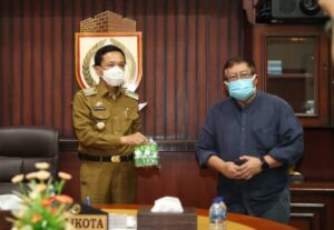 Satgas Covid Unhas Serahkan 5.000 Botol Minyak Kayu Putih ke Pemkot Makassar