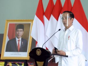 Bagikan Banpres Produktif untuk Usaha Mikro, Presiden: Jangan Menyerah Tetap Semangat
