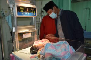 Ditengah Kesibukan, Isdianto Jenguk Bayi Yang Dirujuk Dari Desa Laboh Kabupaten Lingga