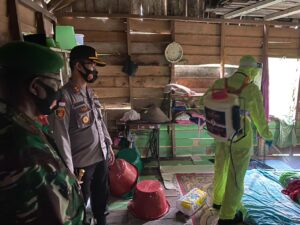 Peduli Covid-19 Polres Natuna Langsung Semprot disinfektan ke Rumah Warga