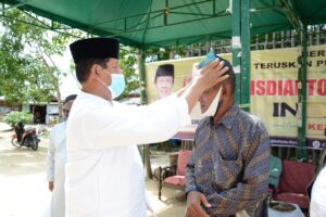 Sematkan Tanjak ke Tokoh Masyarakat Lingga, Isdianto Ajak Lestarikan Budaya Melayu
