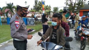 Dikira Razia, Polres Natuna Justru Bagi Masker ke Pengguna Jalan