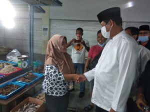 Pedagang Pasar Botania Senang Campur Kaget Ada Paslon Isdianto Datang