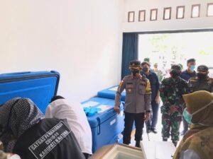 2.200 Vial Vaksin Corona Tiba di Natuna dengan Pengawalan Ketat