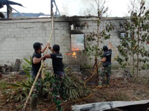 Aksi Cepat Tanggap Personel TNI Padamkan Kebakaran