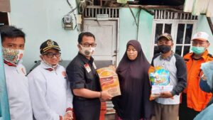 PKS Salurkan Bantuan Sembako dan Uang Tunai di Tanjunguma Kota Batam
