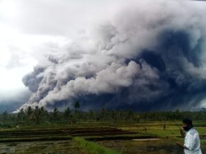 Masyarakat Harap Waspada Gunung Semeru Keluarkan Awan Panas Sejauh 4,5 KM