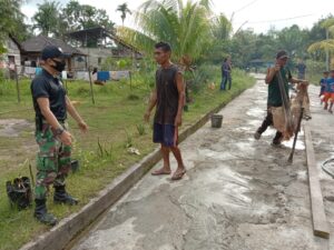 Satgas Pamtas Yonif 642 Bersama Masyarakat Perbaiki Jalan Desa