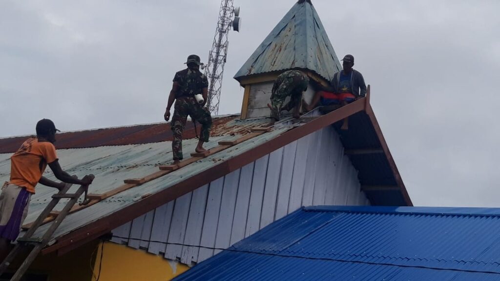 Rehab Gereja, Prajurit TNI Buat Nyaman Beribadah Masyarakat Papua