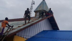 Rehab Gereja, Prajurit TNI Buat Nyaman Beribadah Masyarakat Papua