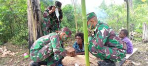 Pasca Melahirkan, Rika Maywa Mendapat Pelayanan Kesehatan Dari Satgas Yonif 125 Simbisa