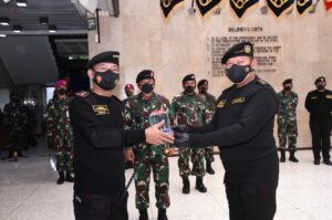 Panglima TNI Hadiri Penyematan Brevet Hiu Kencana TNI AL Kepada Kapolri