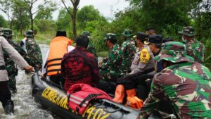Panglima TNI Terjun Langsung Tinjau Banjir Kalsel dan Serahkan Bantuan