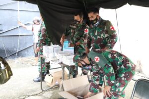 Pasukan TNI Dirikan Tenda Pengungsian dan Pelayanan Kesehatan Untuk Korban Gempa Di Mamuju