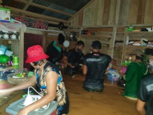 Pasukan TNI sigap bahu membahu bantu Warga terdampak Banjir