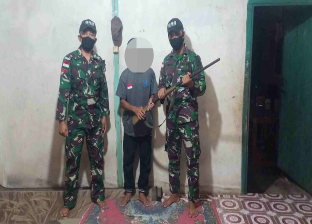 Dalam Satu Hari, TNI Terima Tiga Pucuk Senjata Api dari Warga Perbatasan