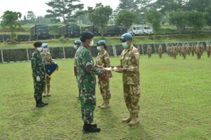 Prajurit TNI Dianugerahi Penghargaan dan Satya Lencana Canti Darma