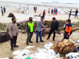 Ruas Jalan Cemaga Natuna Nyaris Putus Warga dan Instansi TNI Polri Goro Bersama