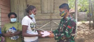Sambangi Warga, TNI Bagikan Pakaian Layak Pakai