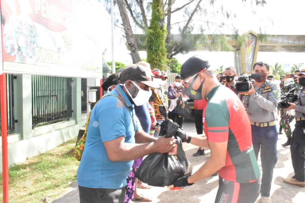 Usai Berolahraga Sepeda, Pangdam XVII Cenderawasih Bagikan Sembako