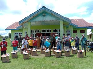 Satgas Pamtas Yonif 125 Distribusikan Hand Sanitizer, Masker, Vitamin dan Alat Disinfektan