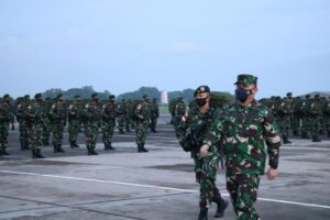 Asops Panglima TNI Berangkatkan 450 Pasukan Yonif Para Raider Ke Papua