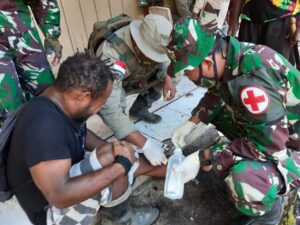 Brimob Polda Kepri Bersama Pasukan TNI Mengelar Pengobatan Gratis Distrik Papua