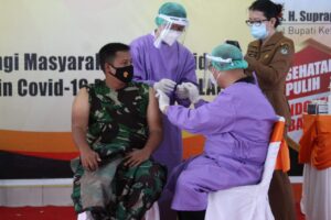 Danlanal Ketapang Letkol Abdul Rajab Ikut Vaksinasi Covid-19