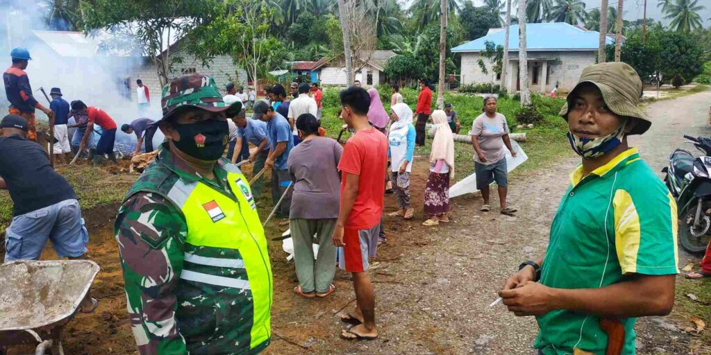 Warga Ranai Kota bersama Babinsa, Babinkamtibmas Ikut Goro Bersama Persiapan Pembangunan Mushola