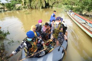 Pasukan TNI AL Berhasil Selamatkan Ibu Melahirkan Tengah Musibah Banjir