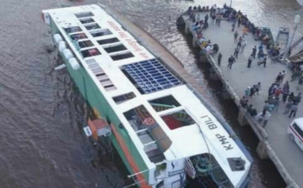 Kapal Feri KMP Bili Terbalik, Bupati Sambas: Semua Penumpang Selamat Puluhan Motor dan Mobil Ikut Tengelam