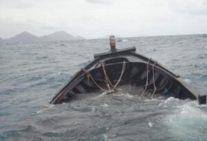 Kapal Kayu Muatan Pisang Tengelam Perairan Bintan