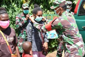 Korem 174 Merauke Bagikan Masker Mencegah Covid-19