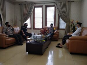 Pererat Silaturahmi, Kabid Humas Polda Banten Lakukan Sowan Sesepuh ke Kediaman KH Embay Mulya Syarief