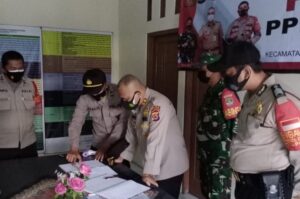 Dirnarkoba dan Dirtahti Polda Banten Kunjungi Posko PPKM di Desa Gelam Jaya