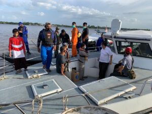 Pos TNI AL Pemangkat Bantu Evakuasi Penumpang Kapal Feri KMP Bili
