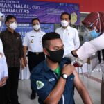Presiden Jokowi Sidak Vaksinasi Massal Pedagang di Pasar Tanah Abang