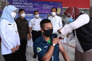 Presiden Jokowi Sidak Vaksinasi Massal Pedagang di Pasar Tanah Abang
