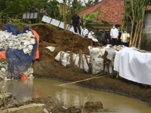 Rumah Warga Terendam Banjir, Presiden Langsung Tinjau Tanggul Citarum