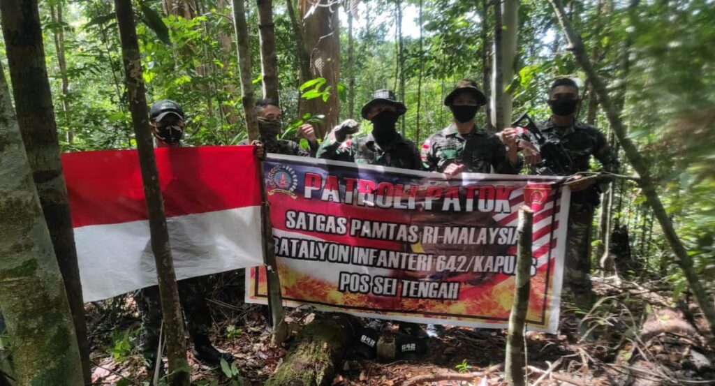 Satgas Pamtas RI-Malaysia Yonif 642 Laksanakan Patroli Patok Perbatasan