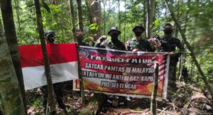 Satgas Pamtas RI-Malaysia Yonif 642 Laksanakan Patroli Patok Perbatasan
