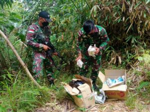 Satgas Pamtas Yonif 642 Amankan Dus Berisi Puluhan Barang Ilegal