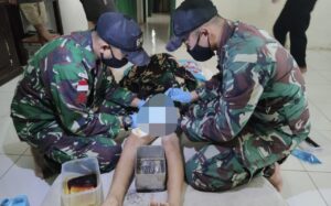 Terimakasih TNI, Personel Satgas Yonif 642 Bantu Proses Khitan Warga